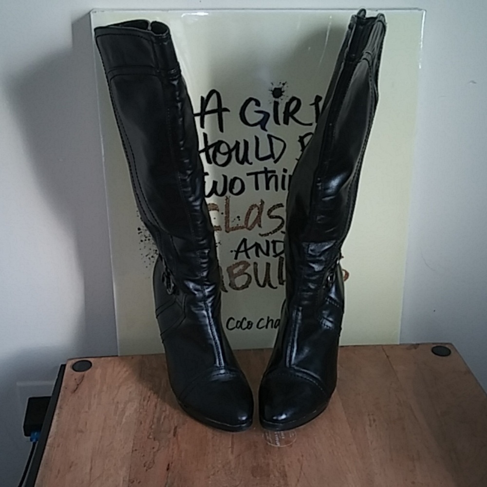 Zabre black faux leather boots